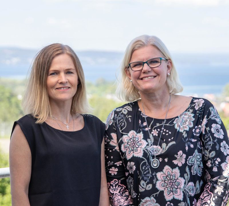 Erikshjälpens styrelseordförande Anna Lönn Lundbäck tillsammans med Cecilia Attefall Hjorth, tidigare styrelseordförande.