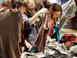Människor som byter kläder på en klädbytardag.