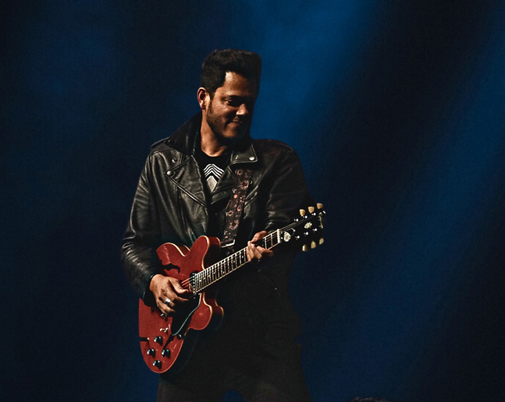 Joel Nunez med gitarr på scen.