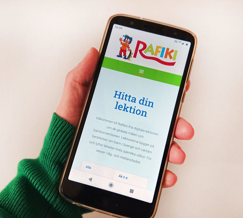 Hand som håller i en telefon.