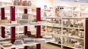 En välfylld hem och husavdelning i Erikshjälpen Second handbutik.