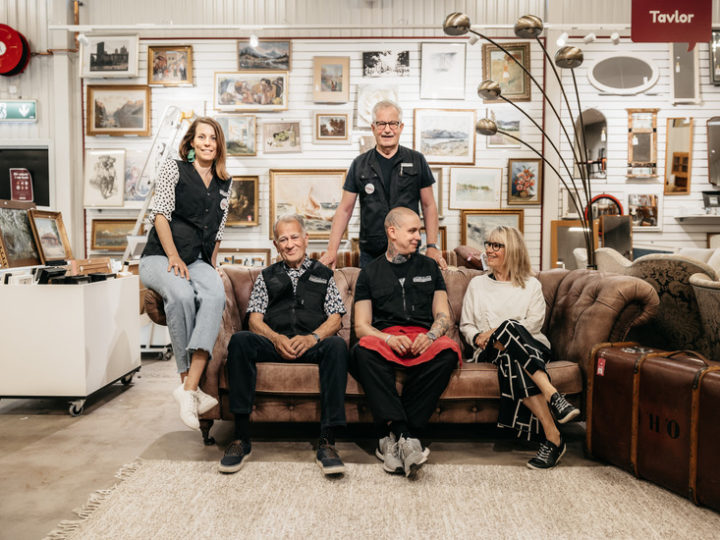 Fem volontärer vid en soffa i en Erikshjälpen Second hand-butik Foto: Erikshjalpen