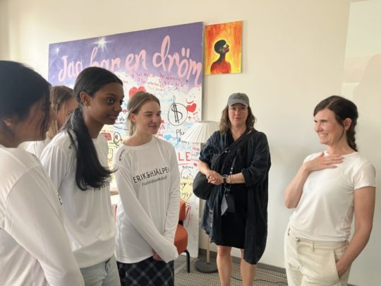 Märta Stenevi pratar med ungdomar från Erikshjälpen Framtidsverkstad.