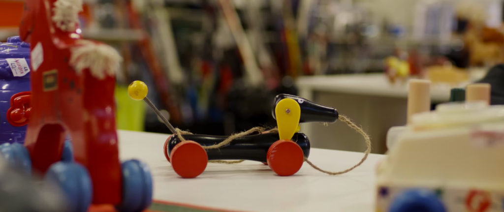 En svart dragleksak i form av en tax med ett slitet snöre.