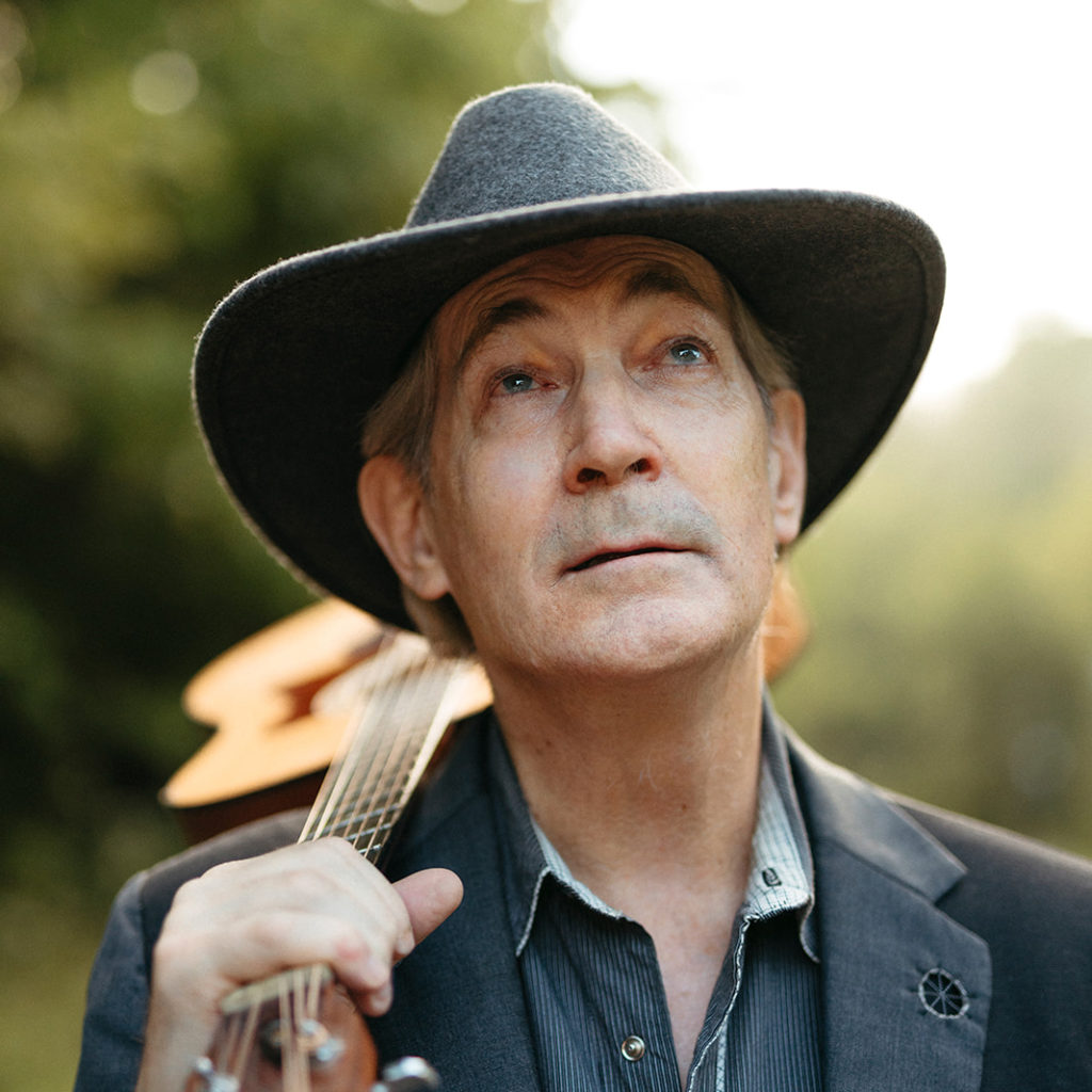 Doug Seegers med gitarren på sin axel.