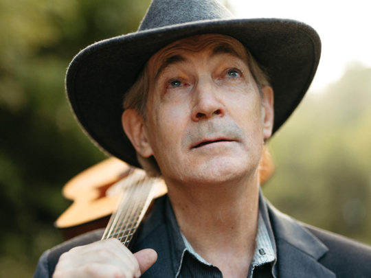 Doug Seegers med gitarren på sin axel.