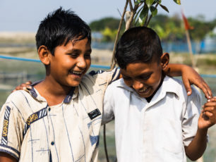 Två barn i Bangladesh håller om varandra.