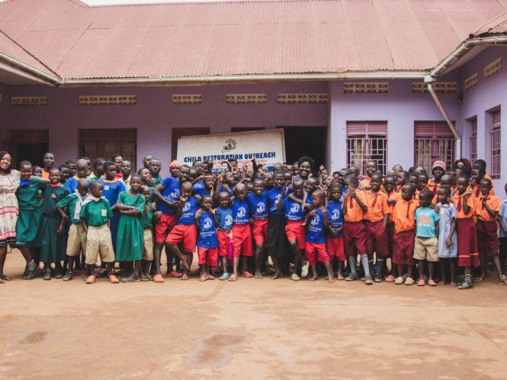 Mängder av barn utanför ett center för gatubarn