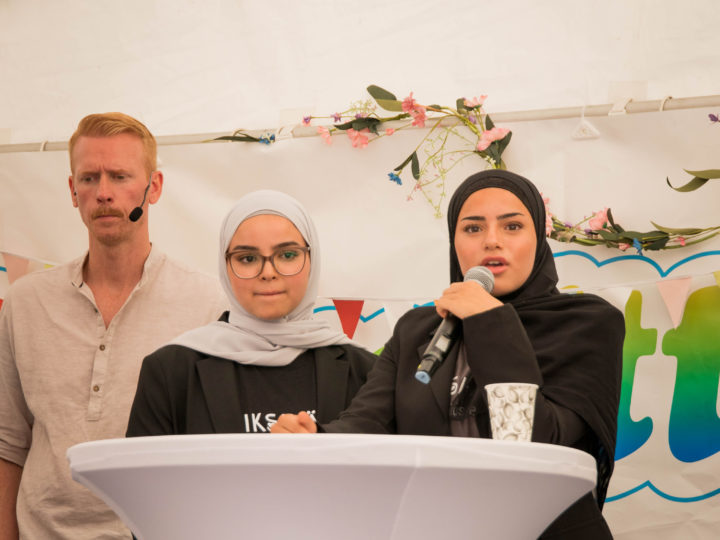 Två tjejer talar på seminarium.