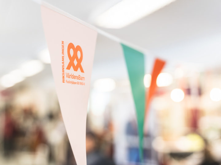 Vimplar med Världens Barn logotyp på.