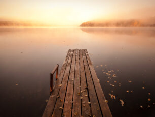 En brygga vid en stilla sjö