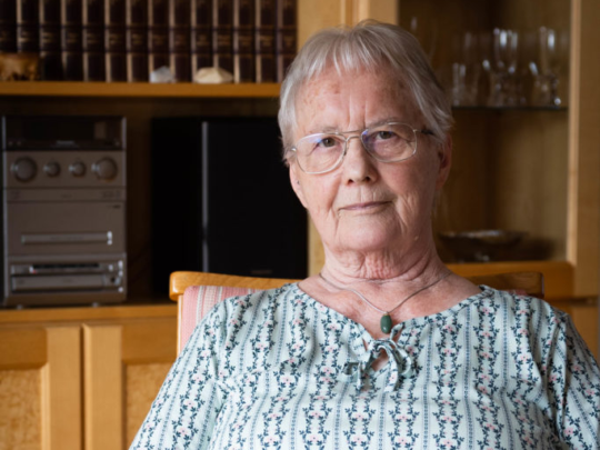 Porträtt på Christine Eriksson i sitt vardagsrum.