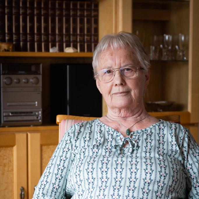 Porträtt på Christine Eriksson i sitt vardagsrum.