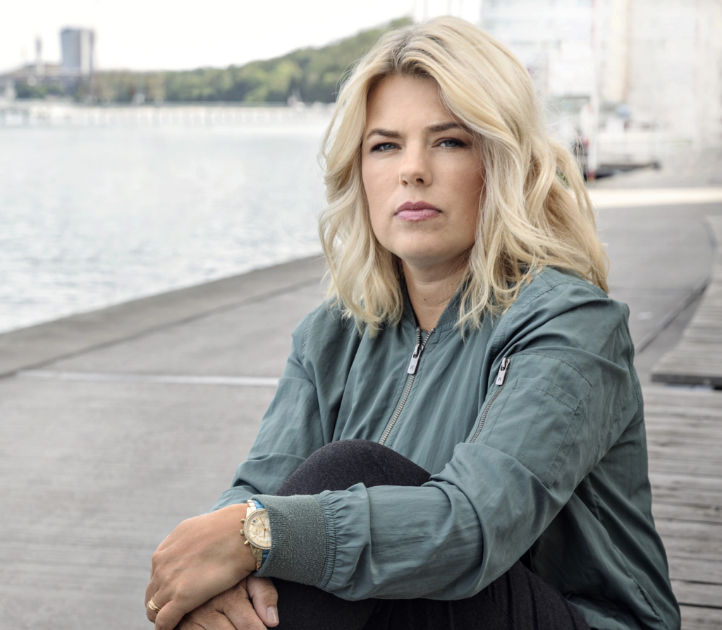 Josefine Frankner som sitter vid vattnet.