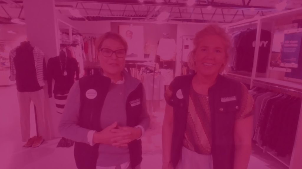 Cathrine Kylesten och Hanna Hägg står i en av Erikshjälpens Second Hand butiker.